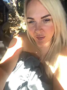 Bustyblondebabe32