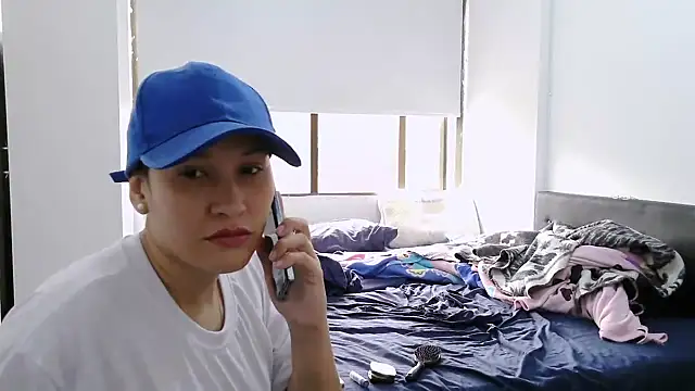 luxandracon23 - Luxandracon23's free webcam