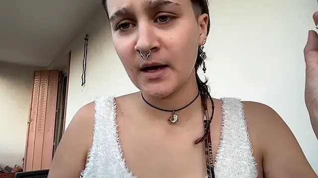 NIQUE_TARAXX live cam screenshot females from France on CamSexing – Live Sex Chat & Webcam Shows
