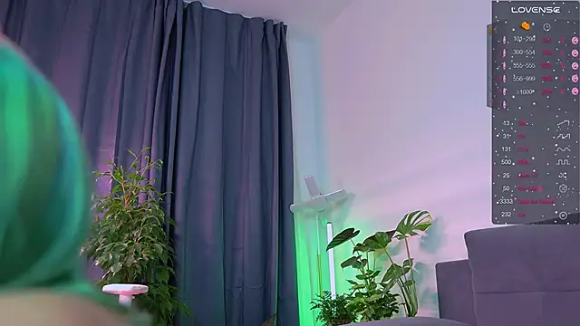 shy_or_horny webcam