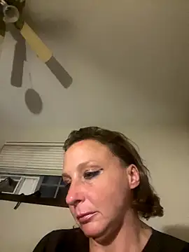 everlyrose27 - Everlyrose27's free webcam