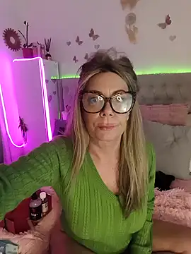 lolavalecuatro from StripChat is Freechat