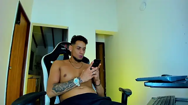 daddys_insanee Live Webcam on Stripchat