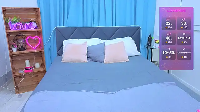 Laura_Ellinss