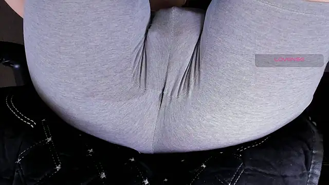 Cameltoe_squirt_inPants