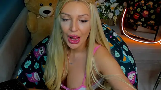 glossy_blondegirl