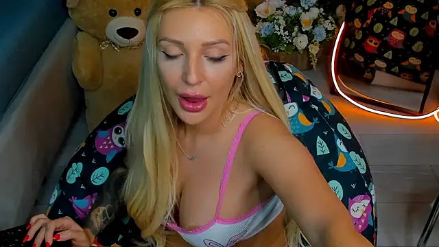 glossy_blondegirl