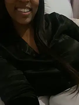 CaramelGoddess1 live cam screenshot female on CUM.show – Splashy Live Cam Performances