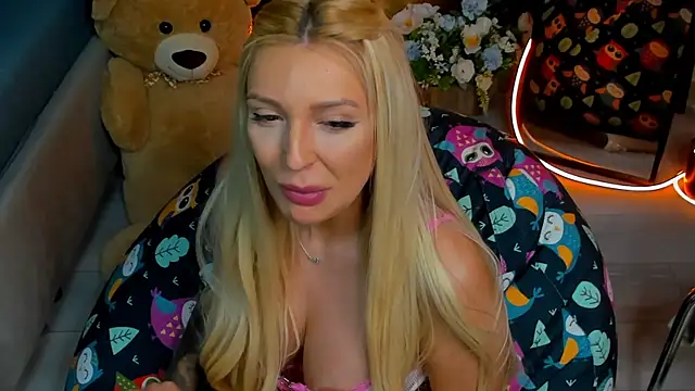 glossy_blondegirl