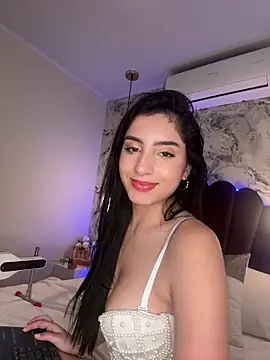 Alicia_vellami