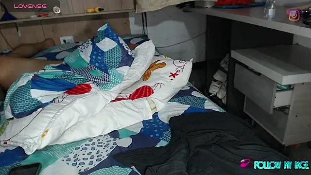 luisafe2025 live cam screenshot malefemale from Colombia on LiveWebCameras – Live Webcams & Video Chat