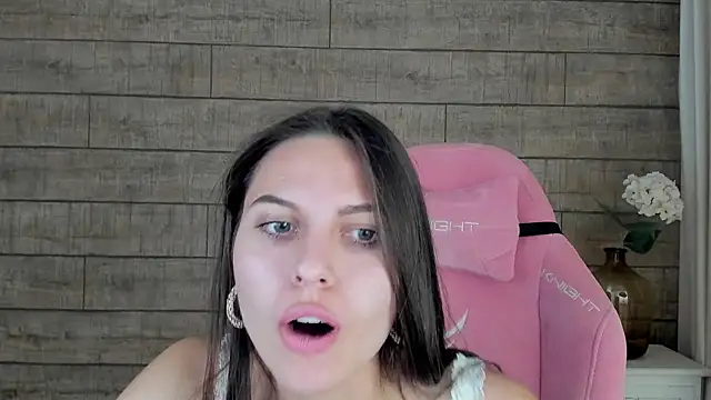 alisaversailles - AlisaVersailles's free webcam - UK Sex Cams