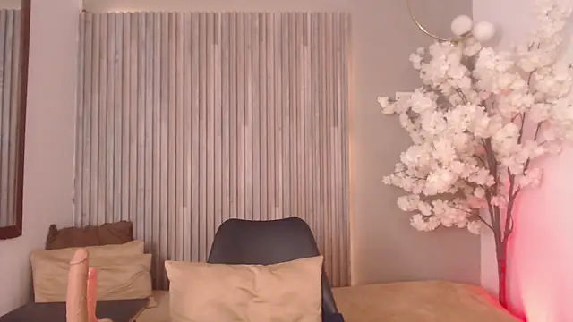 Sophia_curvy1