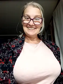 irinamaux's Stripchat show and profile