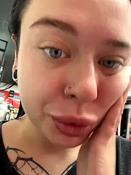 AlishaOfThorns's Stripchat show and profile