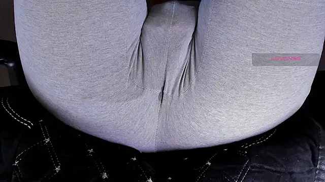 Cameltoe_squirt_inPants