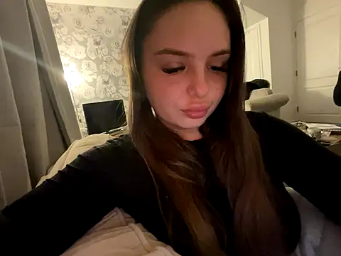 Webcam Model (EllaStarrxxx)  is live.Free join now!