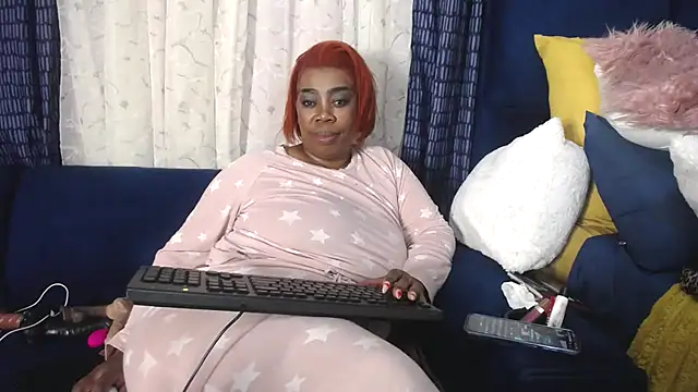 crystalbxx's Stripchat show and profile