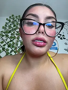 zui_lu's Stripchat show and profile