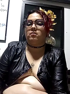 Curvy-Queen
