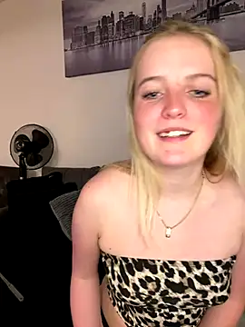 Webcam Model (DieBlondeHannah)  is live.Free join now!