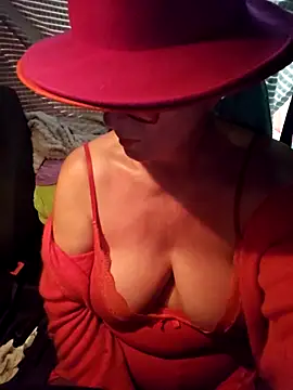 Webcam Model (Hot-Muci)  is live.Free join now!