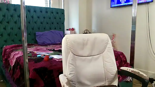 YasmineMinaj's Stripchat show and profile