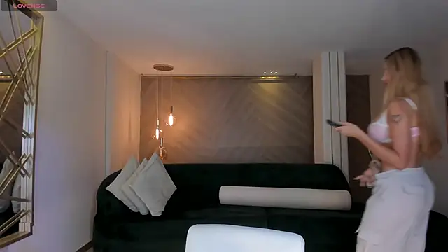 NiaHolland