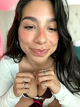 Webcam Model (LoveLillyy)  is live.Free join now!