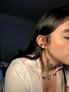 Webcam Model (Nickiiiii)  is live.Free join now!