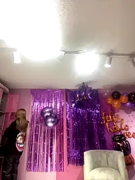 Webcam Model (PrettyAshley_)  is live.Free join now!