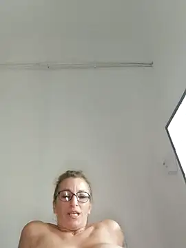 Fifi83Bell from StripChat is Freechat