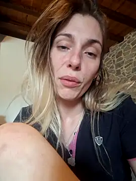 Webcam Model (SexyAlya)  is live.Free join now!