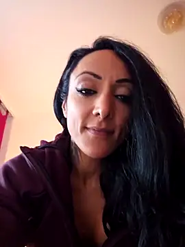 Webcam Model (miatemptress69)  is live.Free join now!
