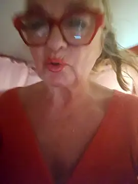 Webcam Model (Hot-Muci)  is live.Free join now!