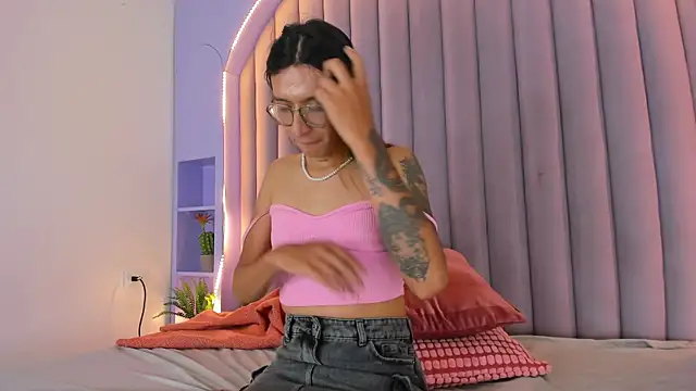 LauraaGomezz__