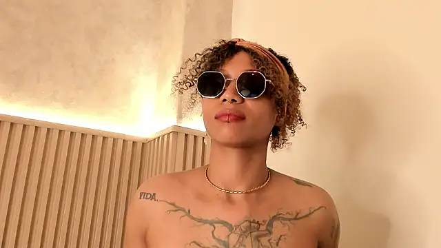 daiana_curly