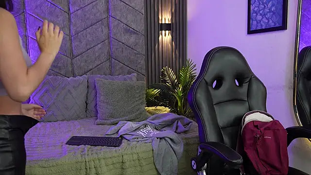  1Anya chat room