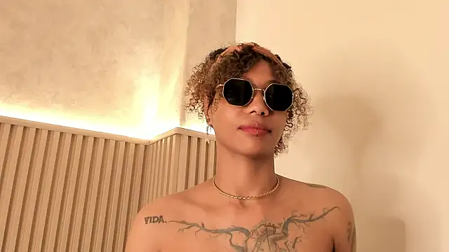daiana_curly