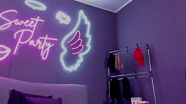 MissKathyfox live cam screenshot female on Clip20 – Short Porn Clips & Live Cams