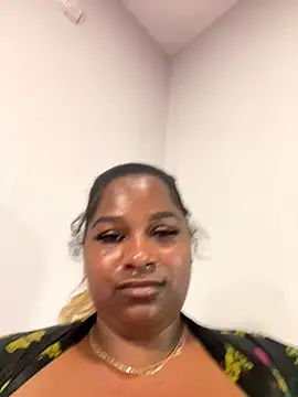 Webcam Model (BigFineSelena)  is live.Free join now!