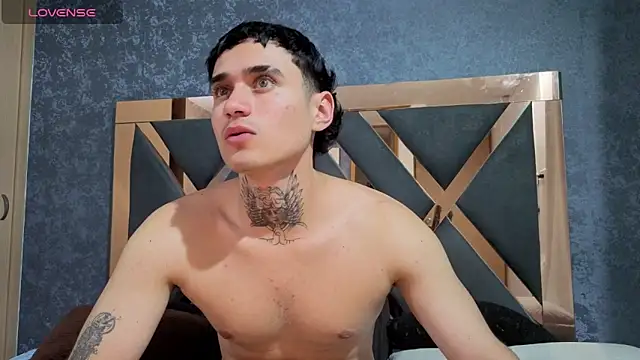 owen_desmond live cam screenshot male from Colombia on Squirt Show – Wet & Wild Live Cams