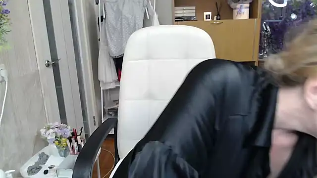Mika_Passion's Stripchat show and profile