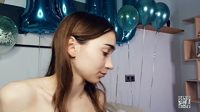 PollyBeev live cam screenshot female on CUM.show – Splashy Live Cam Performances