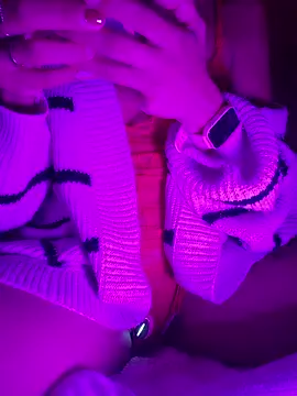 Webcam Model (SexyErola27)  is live.Free join now!