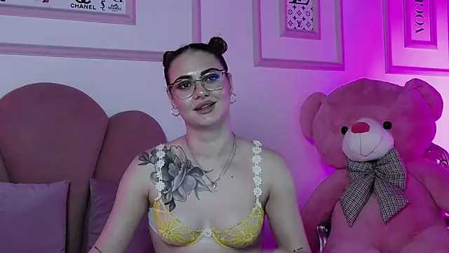 Abby__White from StripChat is Freechat