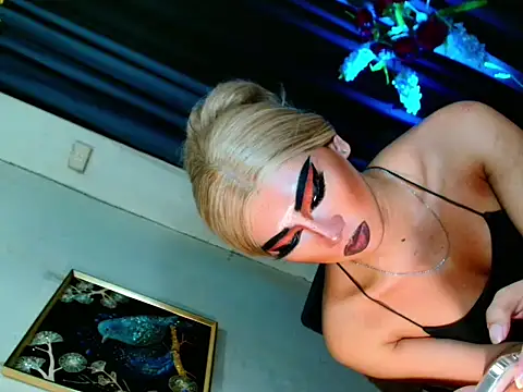 HOLLYWOOD_QUEEN_88