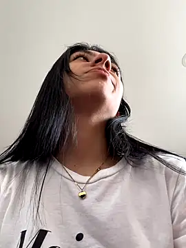 Webcam Model (Liissa_cute_)  is live.Free join now!