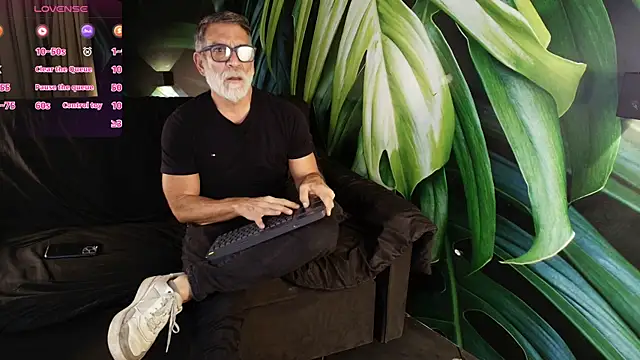  LukeCrews chat room