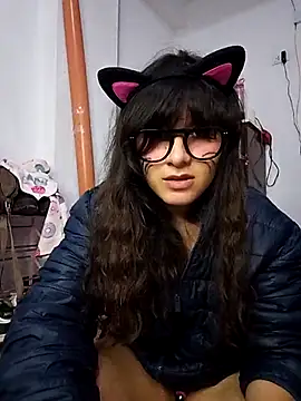 Webcam Model (coralineruso)  is live.Free join now!